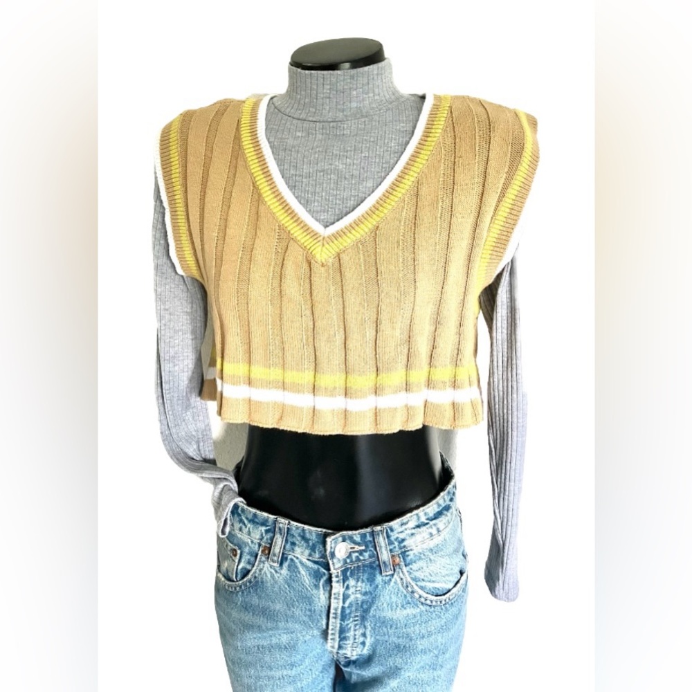 BDG urban Outfitters STYLISH fall V-neck CROPPED Sweater VEST Size: XS/S EUC!